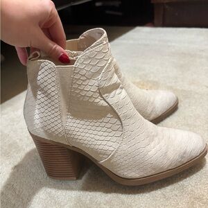 White bootie heels / altard state size 7.5